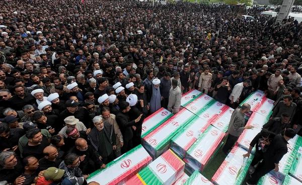 ชาวอิหร่านร่วมพิธีศพนักเรียนที่เสียชีวิตจากการโจมตีของสหรัฐฯ-อิสราเอล