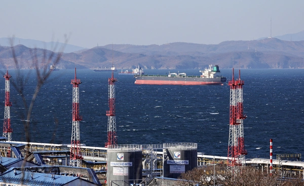 สหรัฐฯ ผ่อนปรนคว่ำบาตรซื้อขายน้ำมันรัสเซียชั่วคราว บรรเทาวิกฤตพลังงาน 