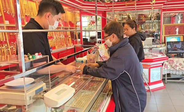 ร้านทองอุทัยธานี คึกคัก ส่งสายตรวจ คุมเข้มเหตุร้าย