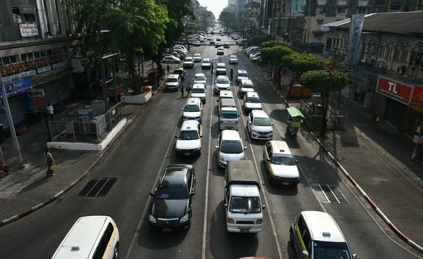 เมียนมาเริ่มปันส่วนน้ำมันแบ่งสิทธิเติมน้ำมันรถคู่-คี่ หลังกระทบสู้รบตะวันออกกลาง 