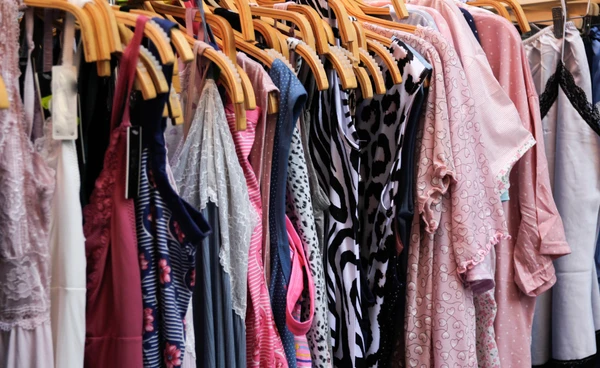 อุตสาหกรรม “Fast Fashion” เสื้อผ้าราคาถูก-เปลี่ยนเทรนด์ไว ตัวการเงียบวิกฤตโลกร้อน!