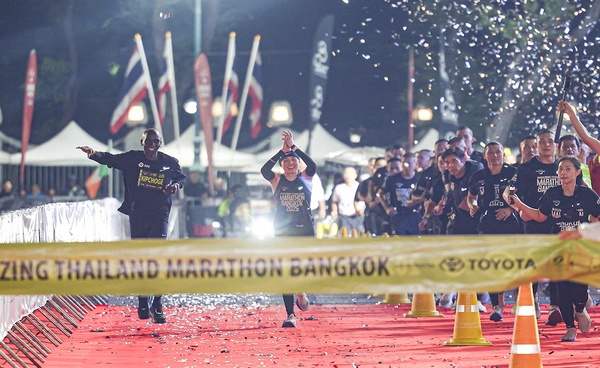 พระราชินี ทรงวิ่ง ฮาล์ฟมาราธอน ร่วมกับ เอเลียด คิปโชเก้ ทรงใช้เวลา 2.13 ชม. ก่อนเข้าเส้นชัย