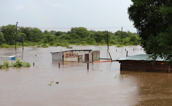 แอฟริกาใต้ น้ำท่วมฉับพลัน สะพานขาดตัดเส้นทางเศรษฐกิจ