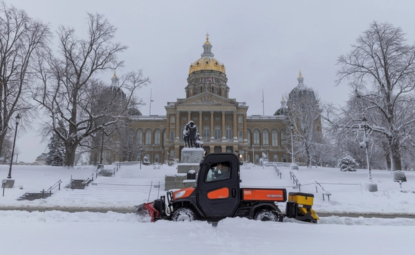 “บอมบ์ไซโคลน” ถล่มสหรัฐฯ  พายุหิมะครั้งประวัติศาสตร์  ทำรถชนกันกว่า 1,300 ครั้ง!