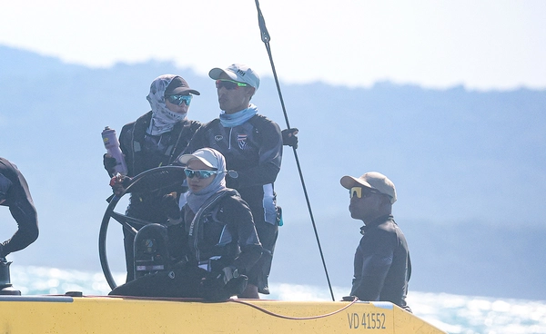 ประมวลภาพ พระราชินี ทรงนำนักกีฬาเรือใบทีมชาติไทย แข่งขันเก็บคะแนนวันที่ 1 ของกีฬาเรือใบ ประเภทเรือคีลโบท SSL47  ซีเกมส์ ครั้งที่ 33