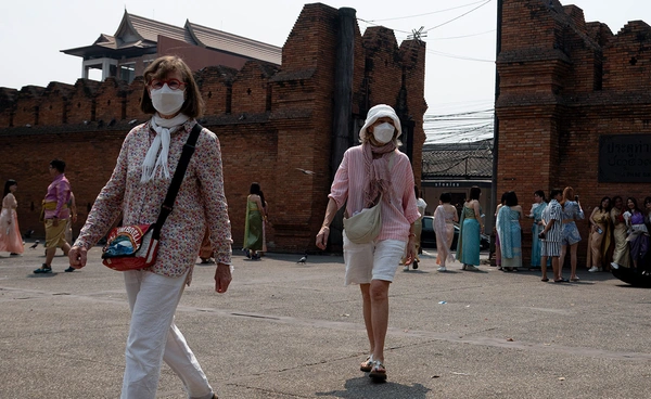 เฝ้าระวังวิกฤตฝุ่น PM 2.5 พุ่งสูงใน 10 จว.เหนือ - อีสาน ดูแลกลุ่มเปราะบางเฉียดล้านราย 