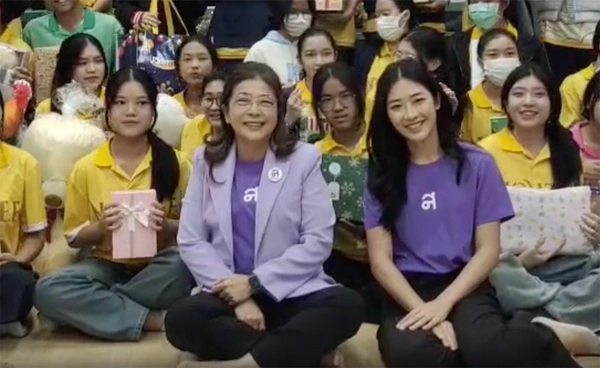 ไทยสร้างไทย มอบของขวัญวันเด็ก ลดเวลาเรียน 3 - 4 ปี จบป.ตรีอายุ 18