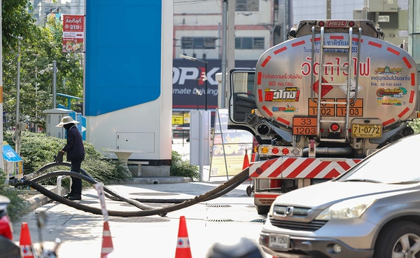 ยังมีน้ำมันสำรอง รถน้ำมันเข้าเติมน้ำมันบริเวณปั้มในพื้นที่ กทม. หลังปิดป้ายน้ำมันหมดบางชนิด