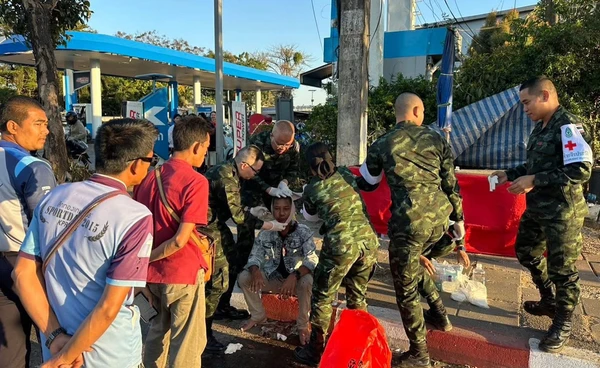 นาทีชีวิตกลางถนน! แพทย์ทหารจอดรถช่วยประชาชน เจ็บหนักระหว่างทางกลับจากภารกิจตาก