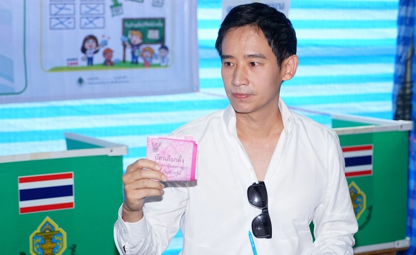 “พิธา ลิ้มเจริญรัตน์” เข้าคูหาใช้สิทธิลงคะแนนเลือกตั้งและออกเสียงประชามติ