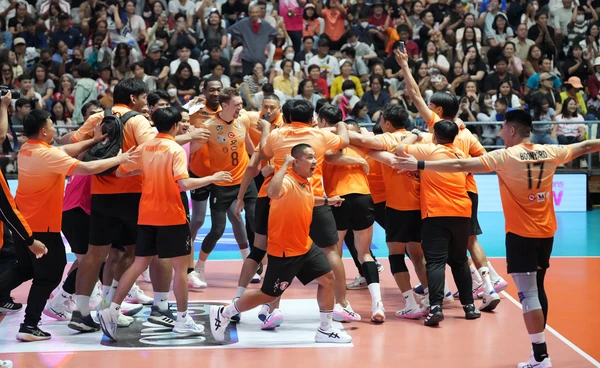 หนุ่มโคราช คว้าแชมป์อีกสมัย!  ตบชนะ ไดมอนด์ฟู้ดฯ ขาดลอย