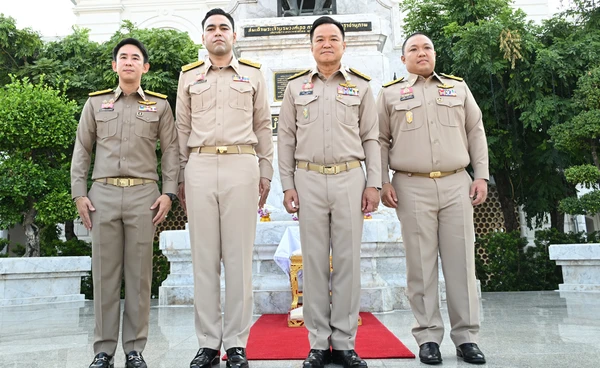 “อนุทิน” นำ 3 รมช. มหาดไทย เข้ากระทรวงวันแรกสักการะสิ่งศักดิ์สิทธิ์ มอบนโยบายข้าราชการ 