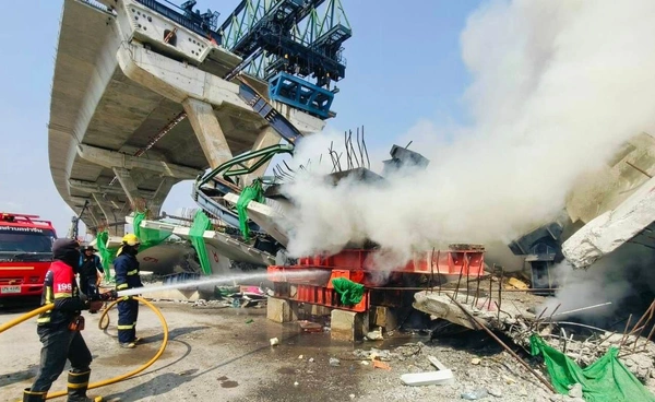 ไฟไหม้จุดเกิดเหตุเครนถล่ม ถนนพระราม 2 เจ้าหน้าที่เร่งเข้าระงับเหตุ