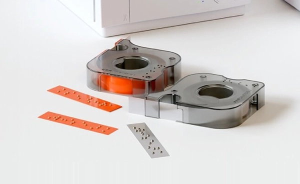 เปิดตัว "Nemonic Dot" เครื่องพิมพ์แบบพกพาบันทึกเสียงพูดเป็นสติกเกอรร์อักษรเบรลล์