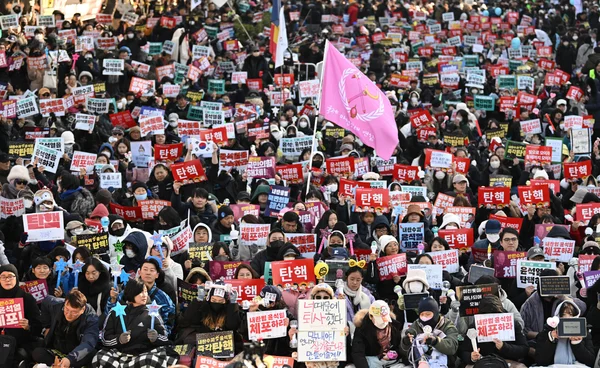 "ชาวเกาหลีใต้" ถูกเสนอชื่อเข้าชิง "รางวัลโนเบลสาขาสันติภาพ" จากประท้วงต้านกฎอัยการศึก