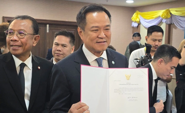 “อนุทิน” รับหนังสือรับรอง สส. ยกเคาะหัวตัวเอง เพราะเป็นตำแหน่งที่มีเกียรติมาก