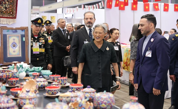 กรมสมเด็จพระเทพฯ เสด็จพระราชดำเนินไปทรงเปิดงานและทรงเยี่ยมร้าน “งานออกร้านคณะภริยาทูต ครั้งที่ 59”