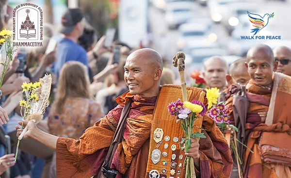 Walk for Peace คืออะไร? พระสงฆ์เดินธุดงด์ ทำไมเป็นไวรัลฮีลใจคนอเมริกัน