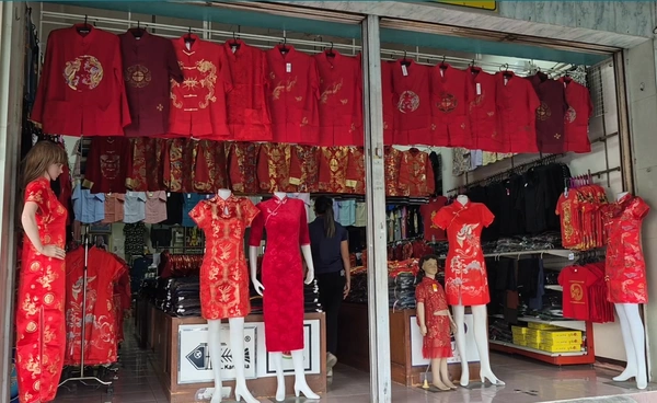 ร้านเสื้อผ้าชัยนาท เริ่มขายชุดเทศกาลตรุษจีน