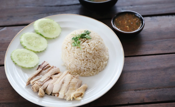 ข้าวมันไก่ที่กินทุกวัน อาจห่อมาพร้อมสารเคมี! รู้ทันก่อนเสี่ยงไม่รู้ตัว