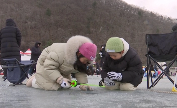 หนึ่งปีมีครั้ง!  “เทศกาลตกปลาน้ำแข็ง”  เมืองฮวาชอน เกาหลีใต้