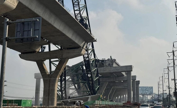 เครนถล่ม บนถนนพระราม 2 ขาออก เบื้องต้นมีรถ 2 คันถูกทับ เจ้าหน้าที่เร่งช่วย