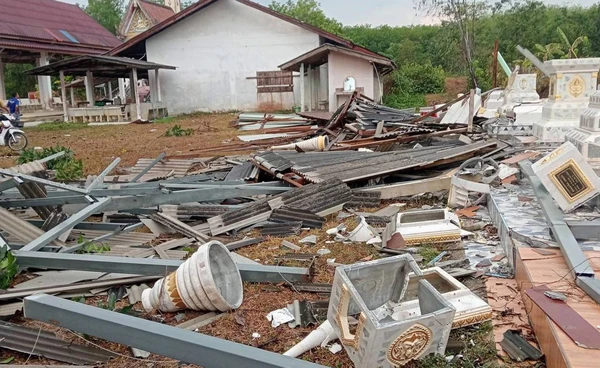 พายุถล่มสงขลา! ศาลาการเปรียญเสียหาย 2 หลัง บัวเก็บอัฐิใหม่พังยับ