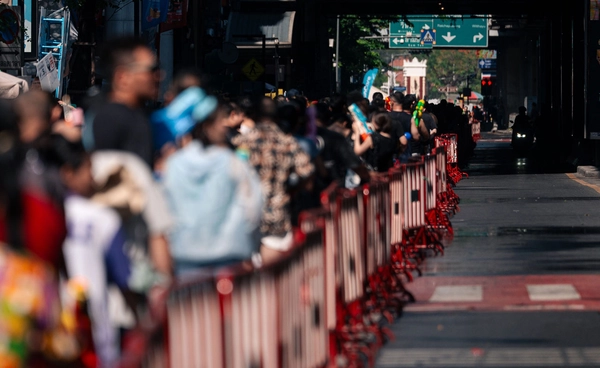 “เลนฉุกเฉิน” ช่วยชีวิต! สงกรานต์ถนนสีลม สาดน้ำสนุกได้ แต่ต้องห้ามละเลย