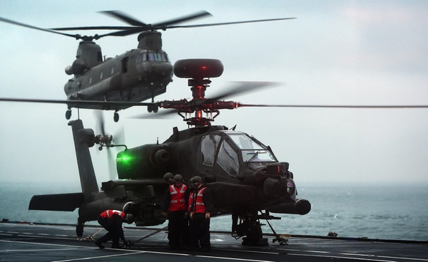 อังกฤษทุ่ม 3.5 หมื่นล้านบาท ซื้อเฮลิคอปเตอร์ Chinook & Apache จาก Boeing ! 