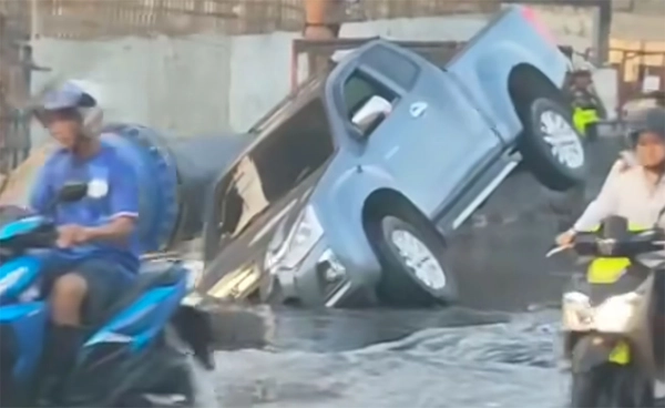 ถนนพระราม 2 ทรุดตัวฝั่งขาเข้ากทม. กระบะเสียหลักตกลงไปครึ่งคัน