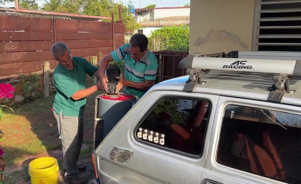 ช่างคิวบาหัวใส ดัดแปลงรถเก่าใช้วิ่งได้ด้วย “ถ่านไม้” แก้ปัญหา “น้ำมันแพง”