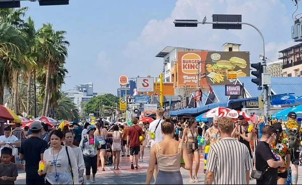 วันไหลพัทยาคึกคัก! ปิดถนนชายหาด คนแห่สาดน้ำแน่นทุกเส้นทาง