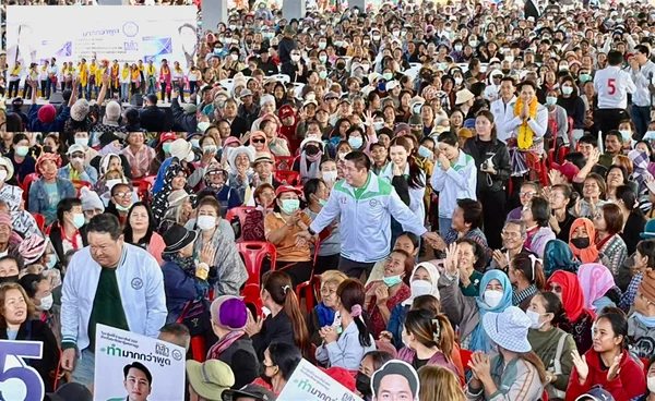 คนร้อยเอ็ดแห่ฟัง "ธรรมนัส" หาเสียง "ธนกฤต" ลั่นนโยบายไม่ขายฝัน ทำได้จริง