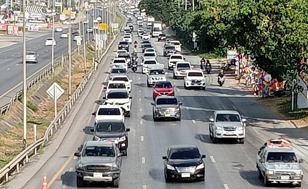 ถนนมิตรภาพรถแน่น! ปชช.แห่กลับกรุง ทำความเร็วได้ 40-60 กม./ชม.