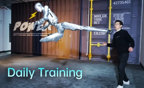 จีนฝึก “หุ่นยนต์ต่อสู้” ส่องผลงาน "Unitree H2" และ "T800" ซ้อมเตะต่อยคล่องไม่แพ้คน ! 