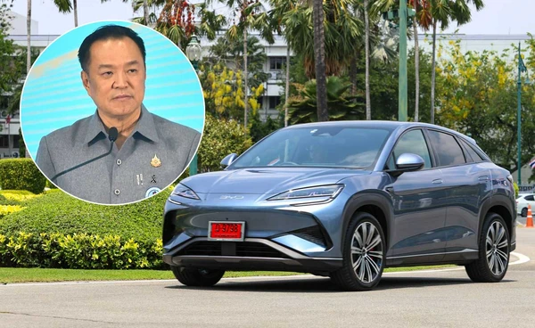 นายกฯ โชว์ประหยัดพลังงาน นั่งรถยนต์ไฟฟ้า เข้าปฏิบัติงานทำเนียบฯ 