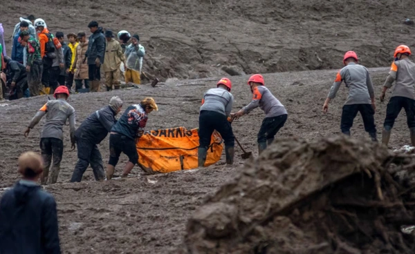 “อินโดนีเซีย” ดินถล่ม  เสียชีวิต-สูญหาย เกือบ 100 คน