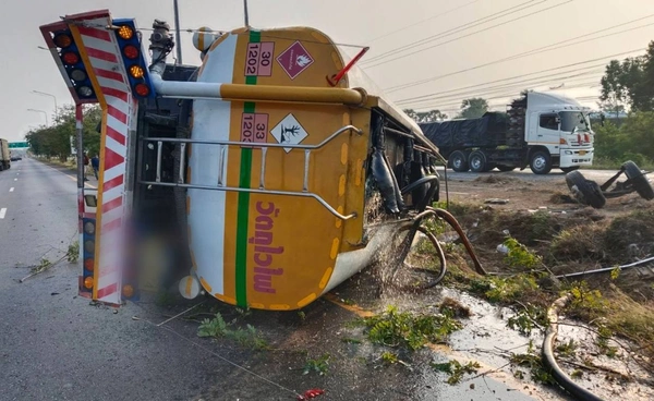 รถบรรทุกน้ำมันพลิกคว่ำ ดีเซลรั่วถนนมิตรภาพ