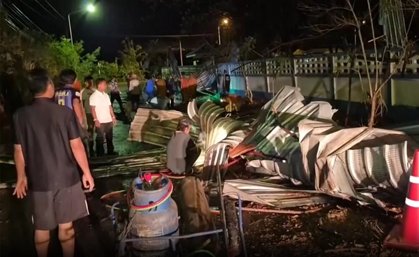 หลังคาปลิวว่อน! พายุถล่ม รร.พังยับ