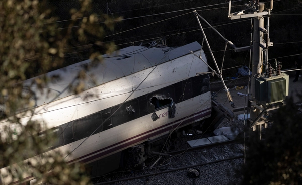 รถไฟสเปนพุ่งชนกำแพงกั้นดินจนตกรางอีกครั้ง คนขับเสียชีวิต บาดเจ็บเกือบ 40 คน 