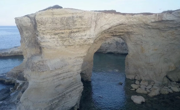 ซุ้มรักวันวาเลนไทน์ถล่ม! แลนด์มาร์กดังอิตาลีพังลงทะเล  หลังพายุรุนแรงถล่มชายฝั่ง