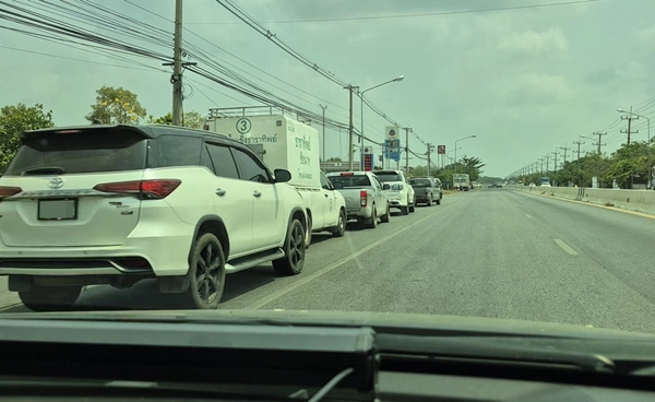 น้ำมันดีเซล 8,000 ลิตร 3 ชั่วโมงหมดเกลี้ยง! ปชช.ต่อคิวยาวเกือบ 1 กม.