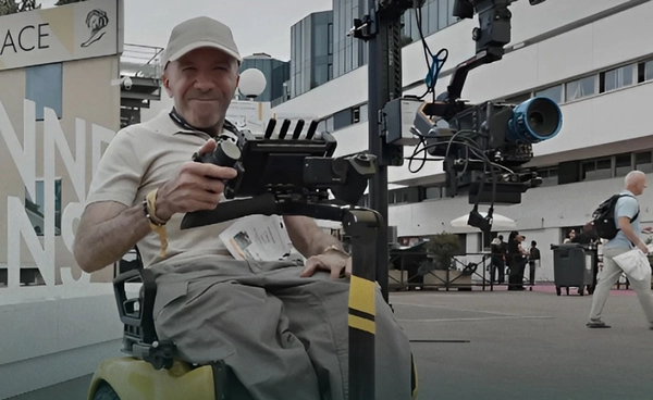 นวัตกรรมเปลี่ยนโลกวงการภาพยนตร์ ผู้กำกับชาวไอริชสร้าง "Caerus Steadicam" ระบบตากล้องบนวีลแชร์ตัวแรกของโลก