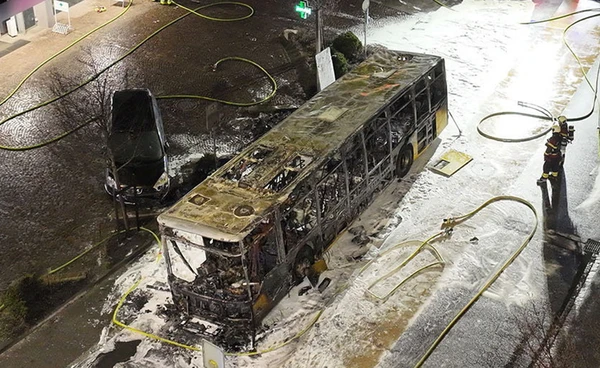 ไฟไหม้รถบัสสวิสวอด เสียชีวิต 6 เจ็บหลายคน