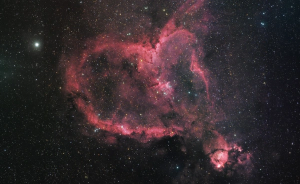 พาชม “เนบิวลารูปหัวใจ” แดงสดใสกลางห้วงอวกาศ ต้อนรับวันวาเลนไทน์