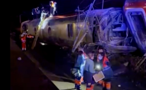 รถไฟความเร็วสูงสเปนชนรถไฟอีกขบวนจนตกราง พบผู้เสียชีวิต 21 คน 