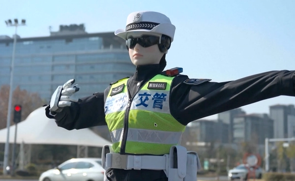 เผยโฉม “หุ่นยนต์ตำรวจจราจร” คุมเข้มถนนในมณฑลอันฮุย ประเทศจีน