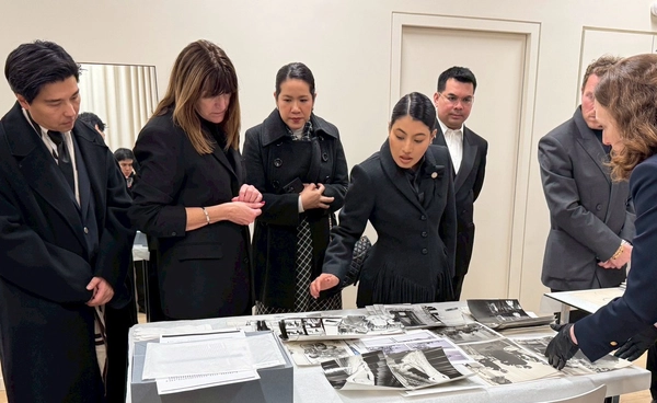 เจ้าฟ้าสิริวัณณวรีฯ ทรงศึกษาข้อมูลฉลองพระองค์ “พระพันปีหลวง” ณ สำนักงานใหญ่ของห้องเสื้อบัลแมง กรุงปารีส สาธารณรัฐฝรั่งเศส