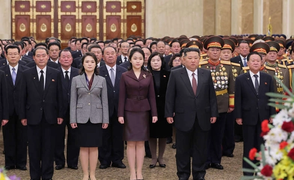 ลูกสาวผู้นำคิมไปคารวะสุสานหลวงครั้งแรก จับตาผู้นำคนถัดไป