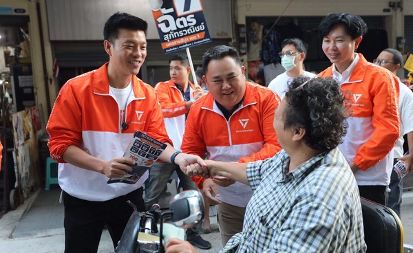 "พรรคประชาชน" ปักธงรุกอีสาน  “ณัฐพงษ์” นำทีมลุยโคราชช่วยหาเสียงรักษาพื้นที่เขต 1 